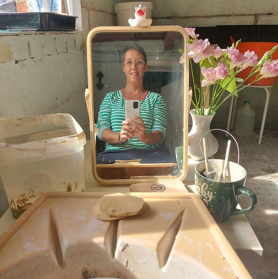 Zelfportret in het atelier, in de spiegel boven de draaischijf